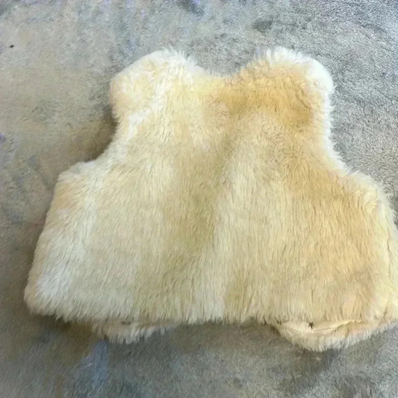 GAP - Faux fur vest. Size 6-12  months - Picture 3 of 4